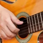 Ejemplos de canales de Youtube para aprender a tocar guitarra, clases de guitarra online, mejores canales de Youtube para aprender a tocar guitarra, técnicas para aprender a tocar guitarra en Youtube, clases online de guitarra para principiantes, aprender técnicas para tocar guitarra en Youtube